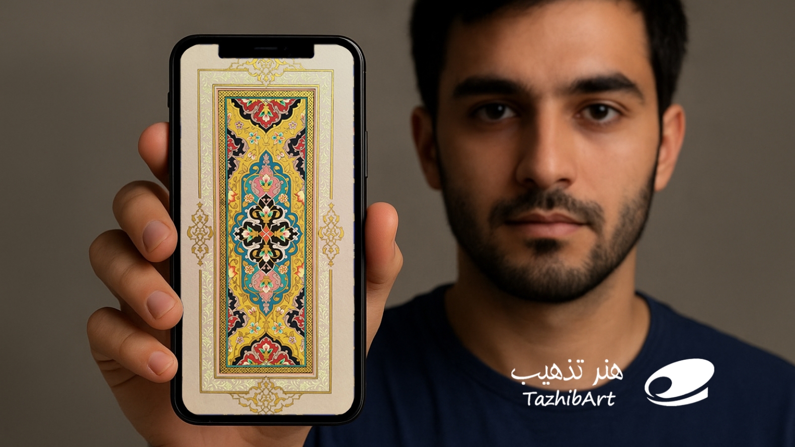 تصویر یک جوان ایرانی که صفحه موبایلش مزین به تصویر تابلوی تذهیب است و نمایشگاه مجازی تذهیب ایرانی را معرفی می کند.