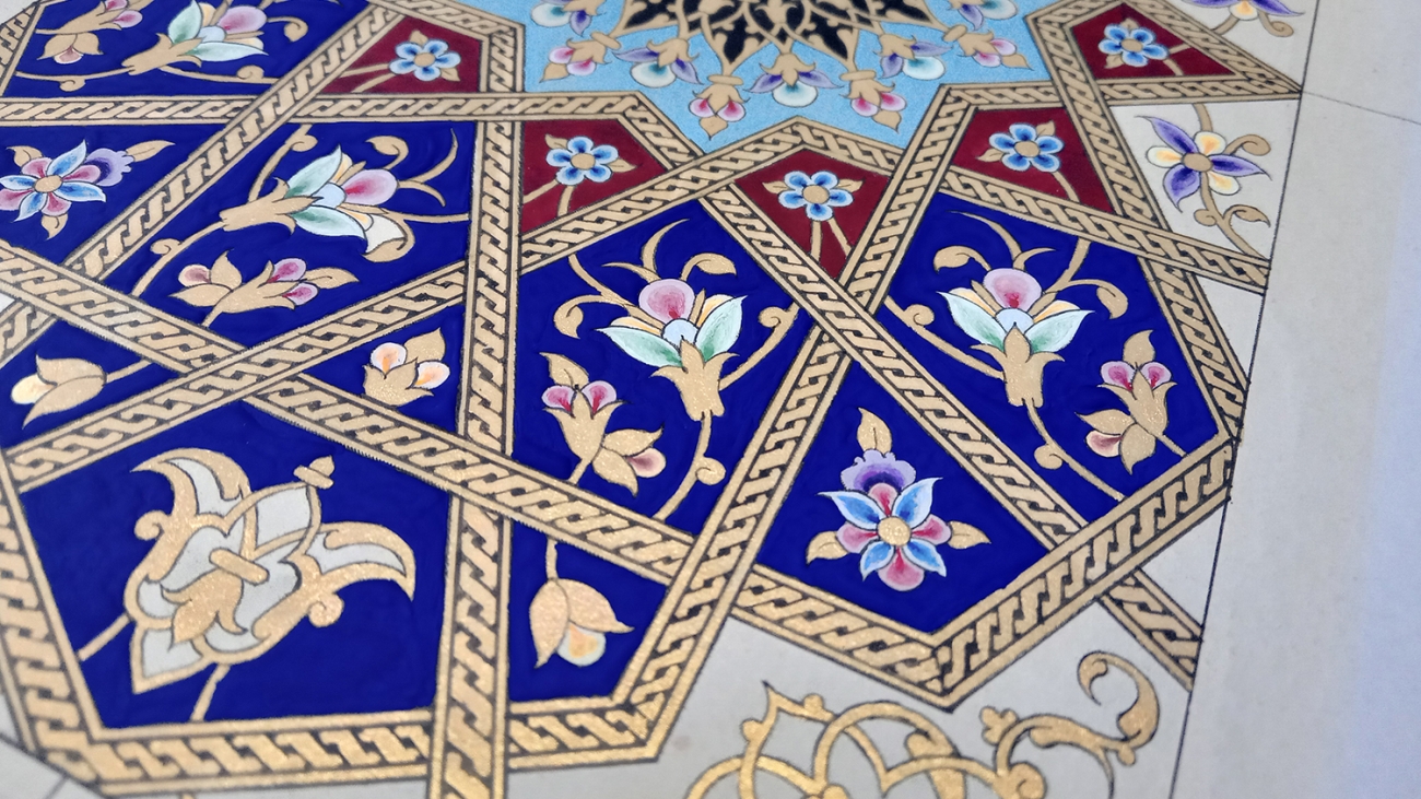 تصویر ی از یک تذهیب نیم کاره و شیوه اجرای تذهیب؛ از طرح اولیه تا نهایی سازی