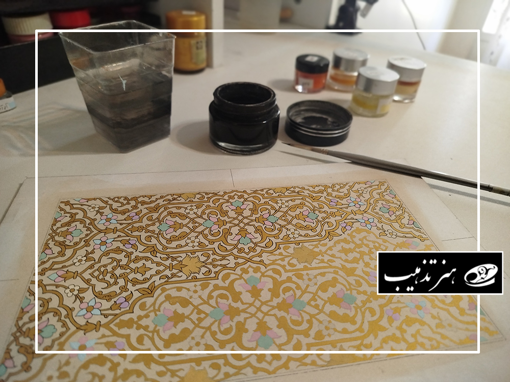 اجرای دستی تابلو تذهیب در کارگاه هنری؛ خلق هدیه هنری ایرانی با نقوش اصیل